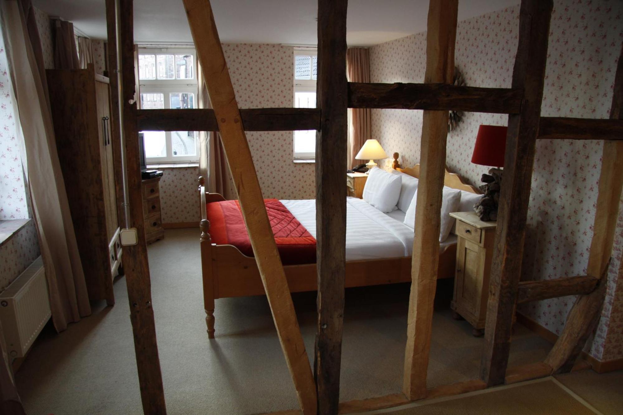 Zur Ewigen Lampe Romantisches Landhotel & Restaurant Nideggen Oda fotoğraf
